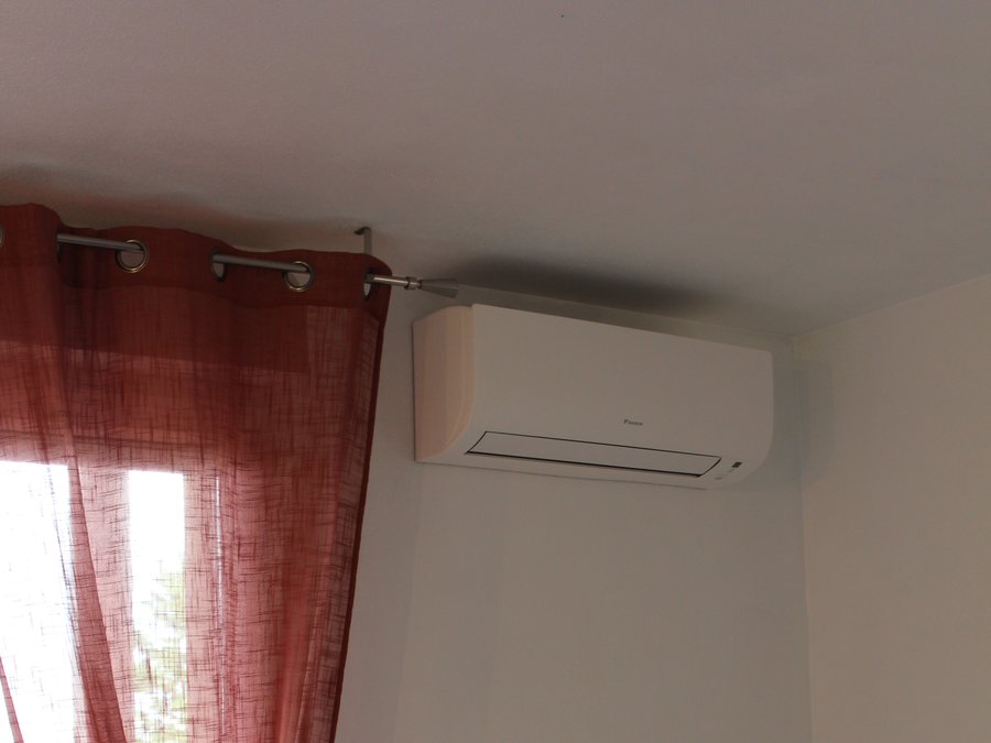 Installation climatisation Daikin dans un séjour à Toulouse