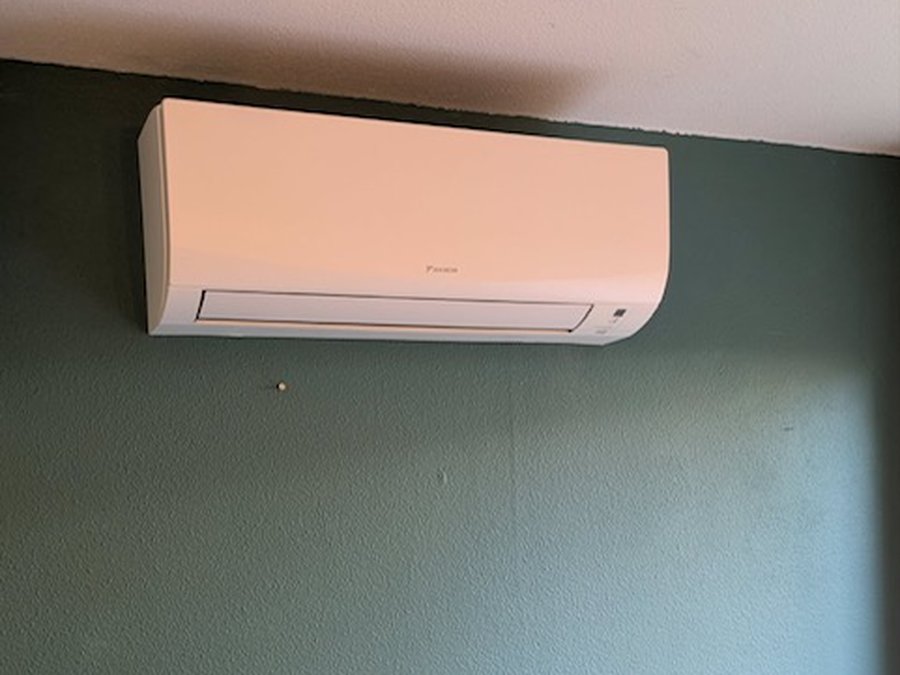 Split Daikin — chambre mur vert