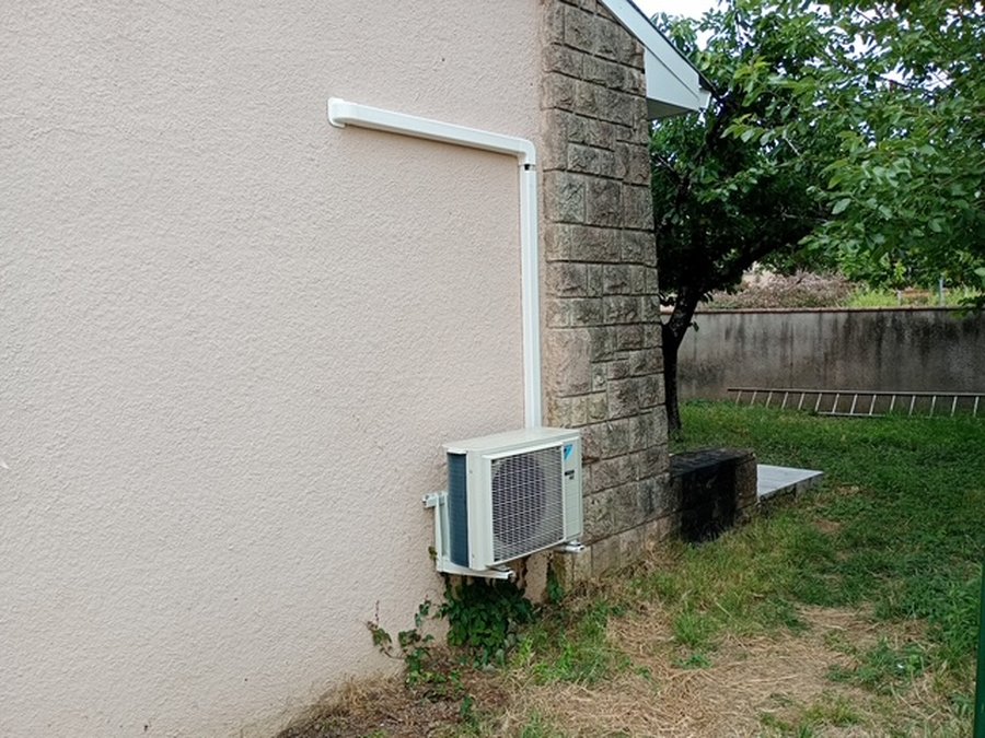 Unité extérieure Daikin — jardin