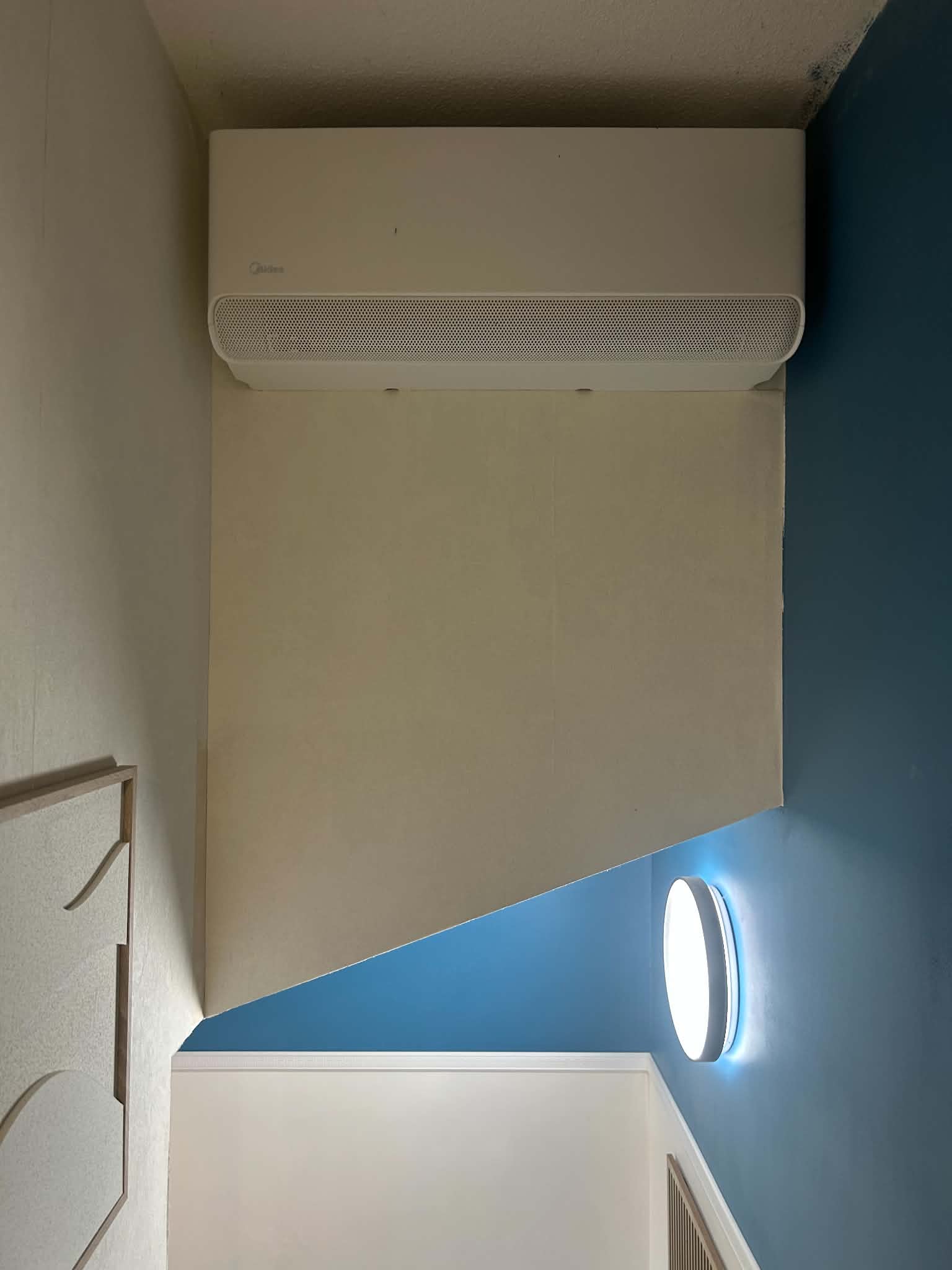 Split intérieur Midea — couloir